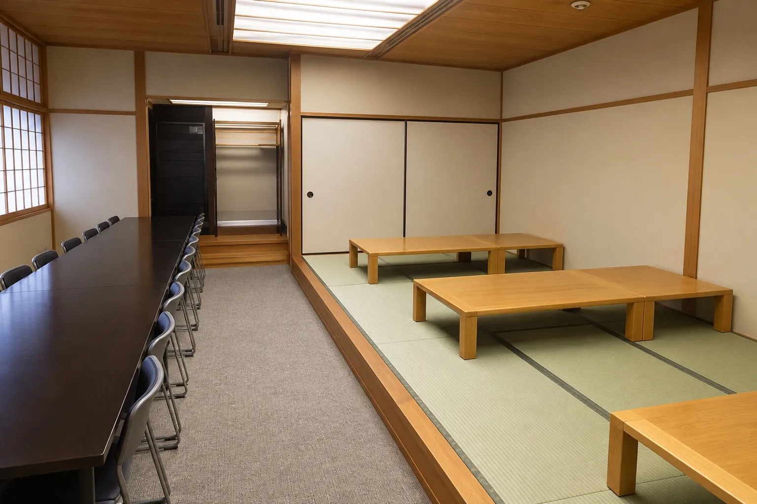 葬祭ホールの遺族控室。テーブル席と、座卓を並べた畳の小上がり（イメージ）