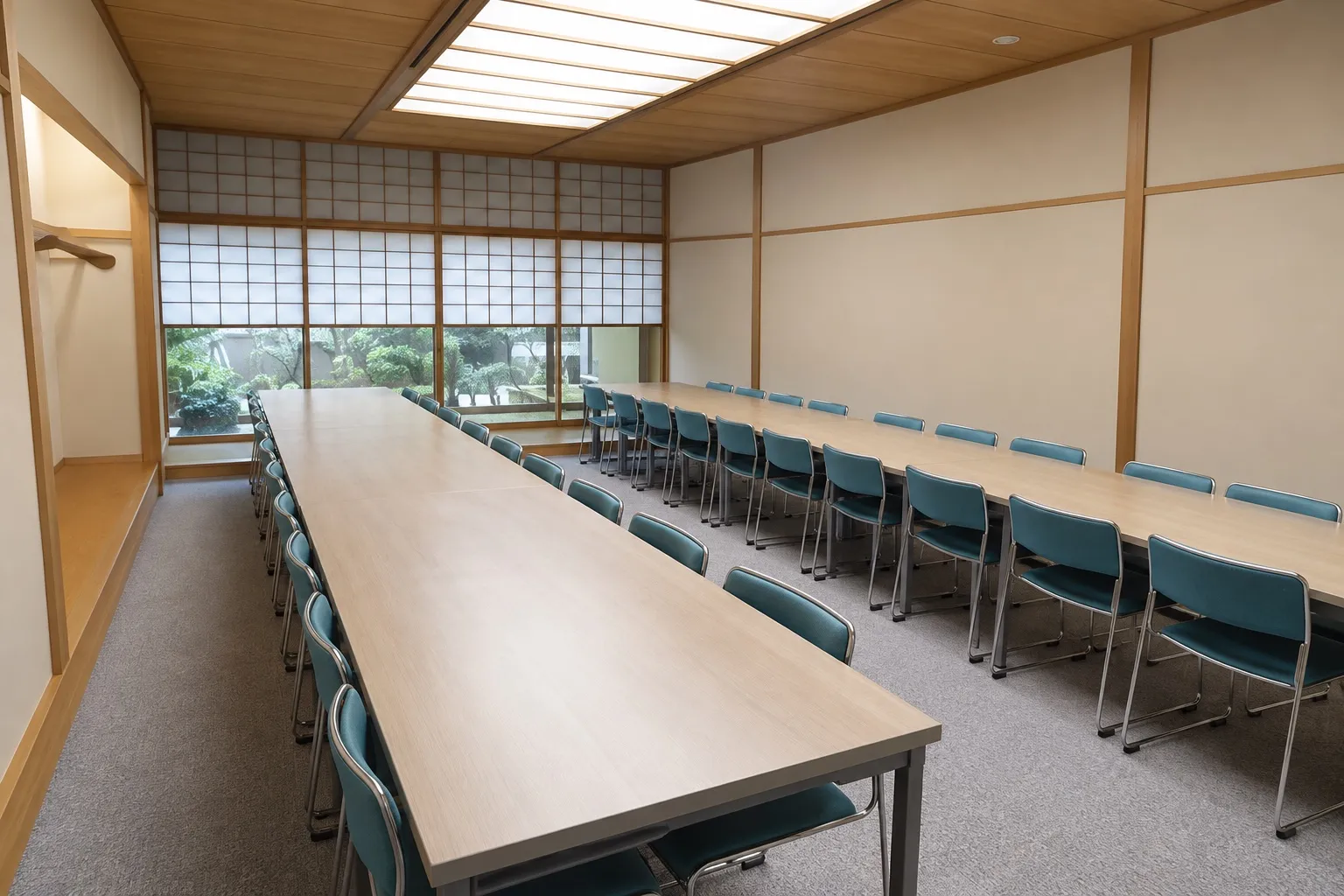 横浜市南部斎場の休憩室。長いテーブルと椅子が並び、奥の窓から光が入る(イメージ)